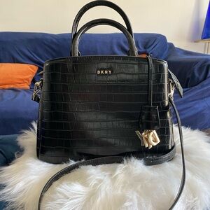 DKNY Paige Croc-Effect Leather
Crossbody Satchel Bag💕